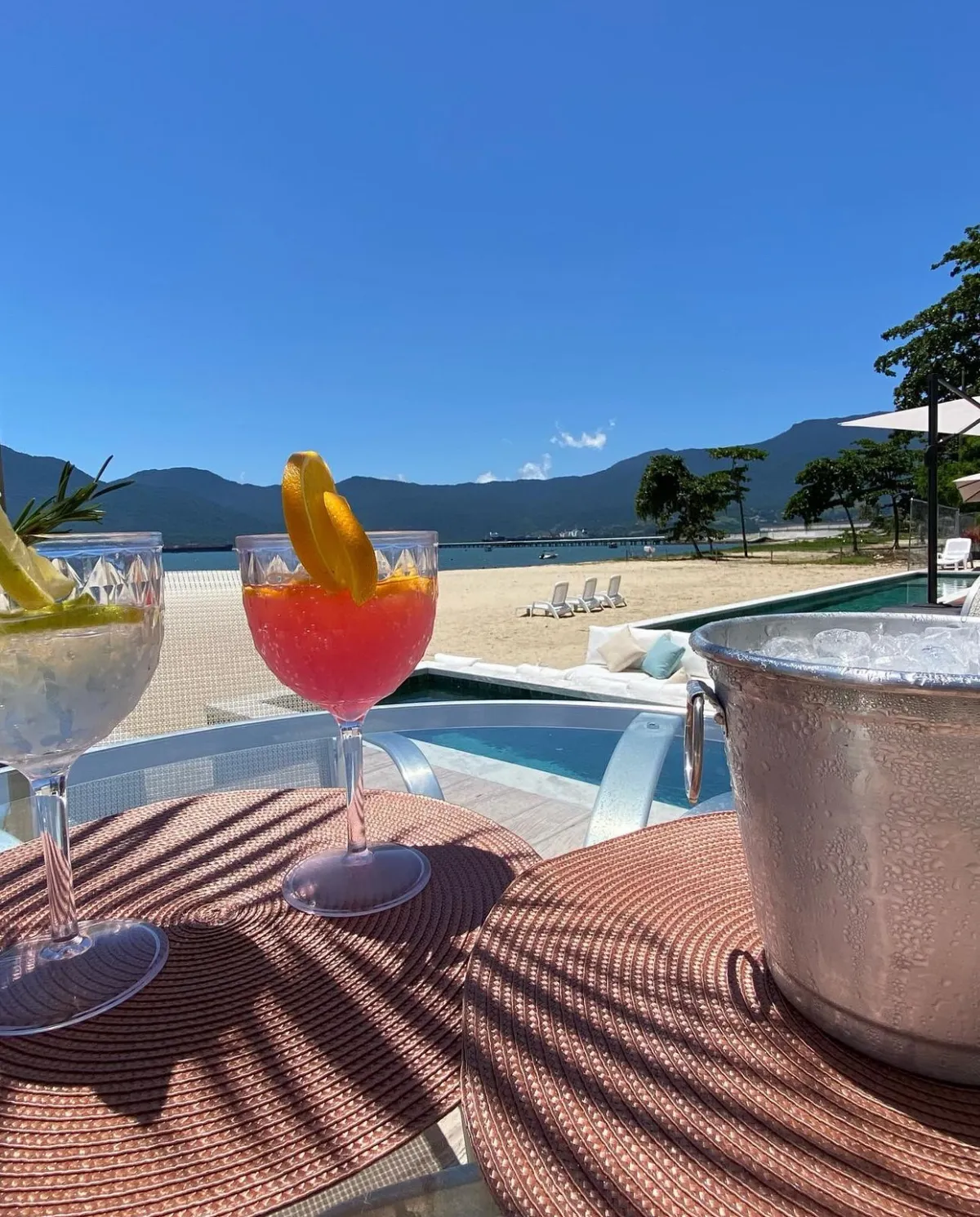 Piscina e área de lazer beira-mar — Ágape