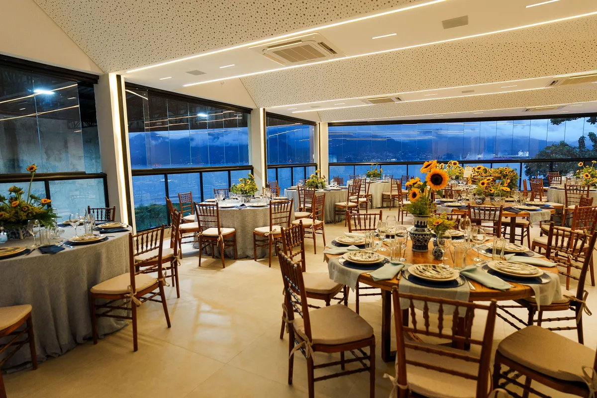 Salão de eventos corporativos com vista para o mar — Ágape Celebration
